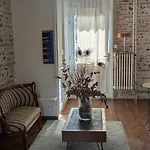 Charming 2-bedroom, Near Center Apartment *