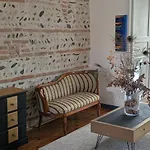 Apartment Charming 2-bedroom, Near Center