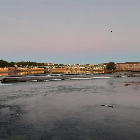 Charming 2-bedroom, Near Center Apartman *