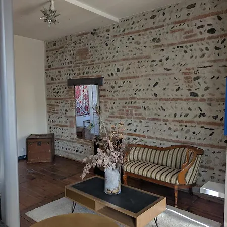 Apartman Charming 2-bedroom, Near Center *