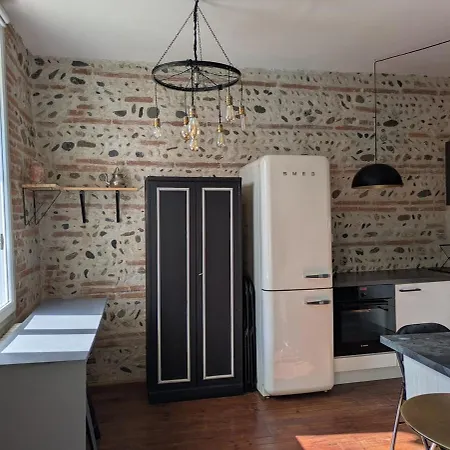 Charming 2-bedroom, Near Center Apartman