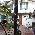 Charming 2-bedroom, Near Center