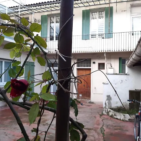 Charming 2-bedroom, Near Center