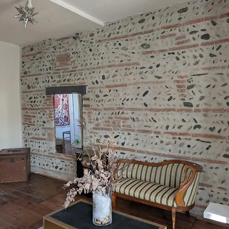 Charming 2-bedroom, Near Center Apartamento