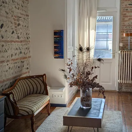 Apartment Charming 2-bedroom, Near Center