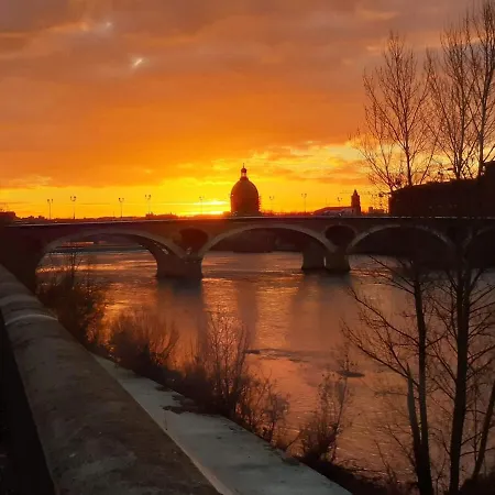 Διαμέρισμα Charming 2-bedroom, Near Center