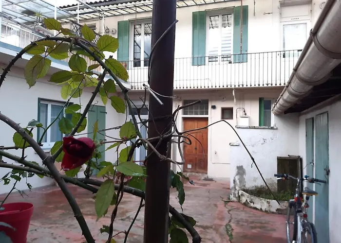 Charming 2-bedroom, Near Center