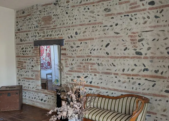 Charming 2-bedroom, Near Center アパート