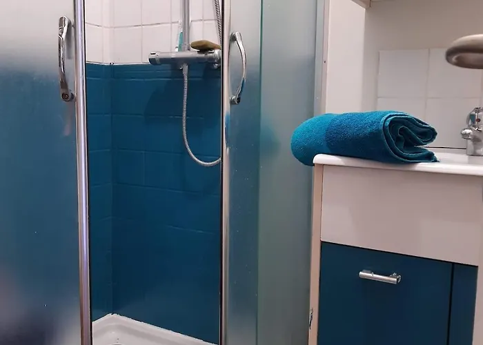 Charming 2-bedroom, Near Center *