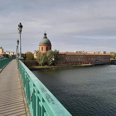 Apartment Charming 2-bedroom, Near Center