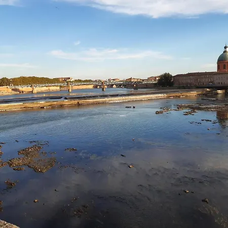 Charming 2-bedroom, Near Center Apartment Toulouse