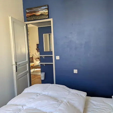 Apartment Charming 2-bedroom, Near Center *