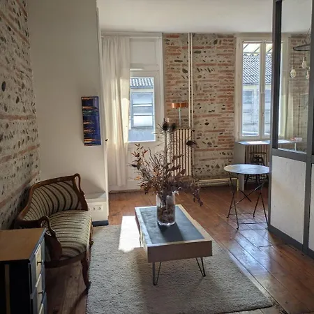 Charming 2-bedroom, Near Center Apartmán *