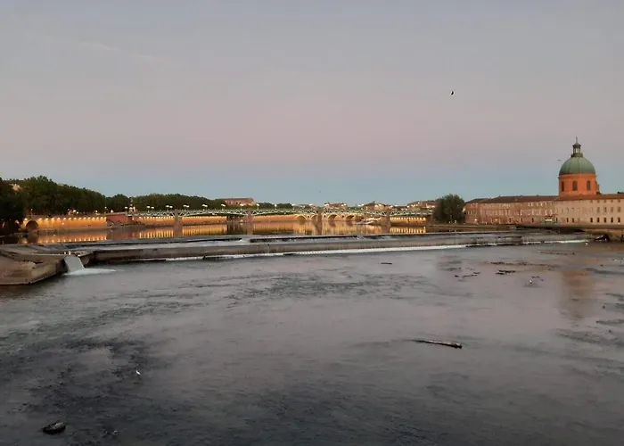 Charming 2-bedroom, Near Center Apartment *