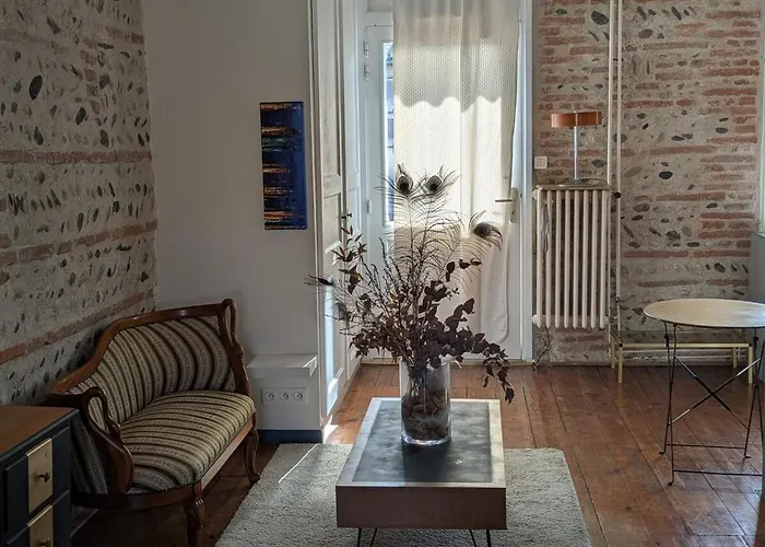 Charming 2-bedroom, Near Center Apartment *