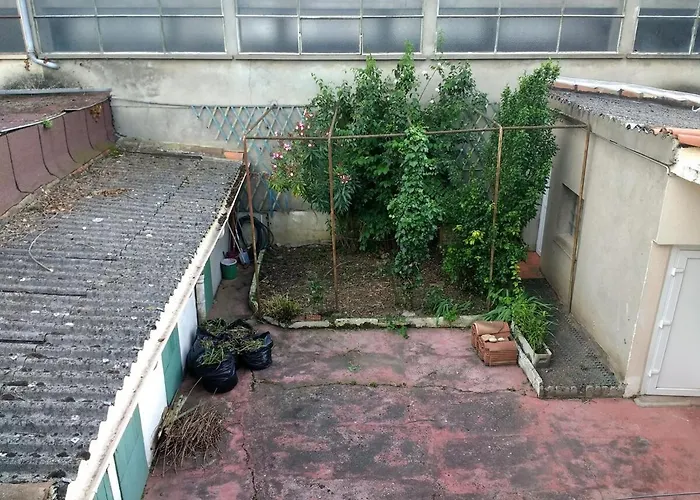 Charming 2-bedroom, Near Center Apartment *