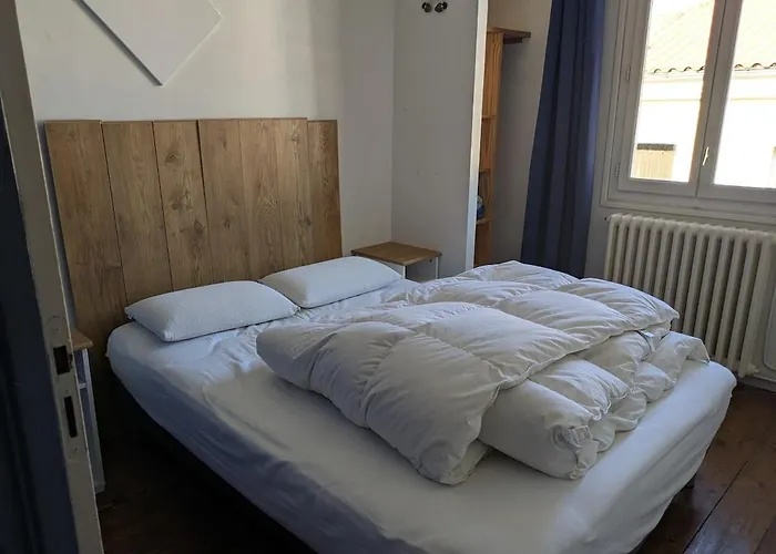 Charming 2-bedroom, Near Center