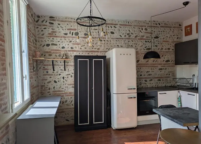 Charming 2-bedroom, Near Center Apartment